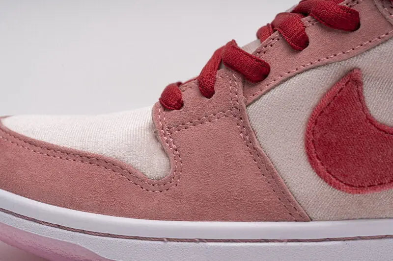 Nike SB Dunk Low "StrangeLove"